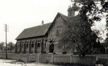 Totternhoe School in Castle Hill Road about 1910 [Z1306/127]